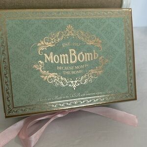 BRAND NEW IN BOX MomBomb Luxury Bathbombs Classic Box Smells Incredible Gift!